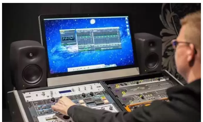 Near-field monitor speakers