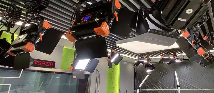 电视新闻演播室灯光设备的运用